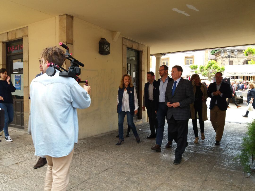 Javier Maroto (en el centro) ha visitado el mercado de El Fontán junto a Teresa Mallada (izqu.) y Alfredo Canteli (dercha.) 