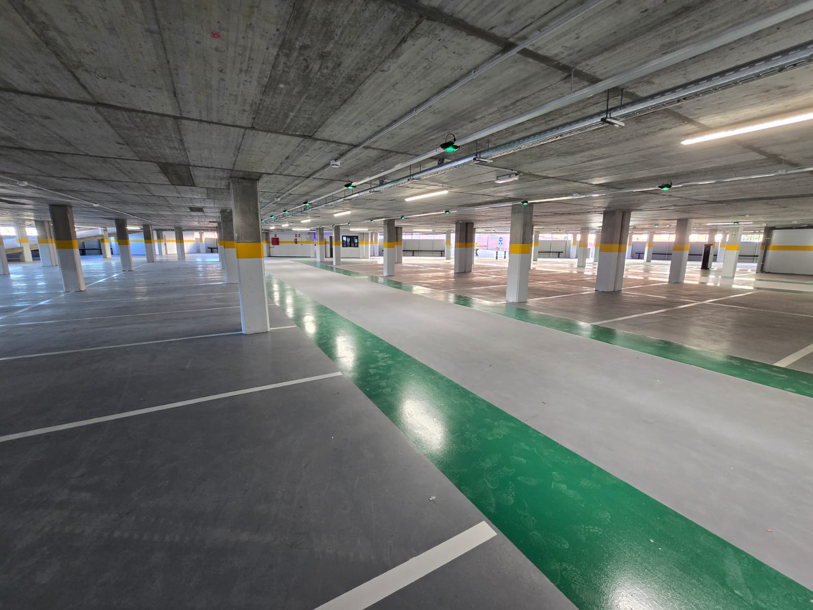 Interior del nuevo aparcamiento construido en el exterior del Ferial de Torrelavega.