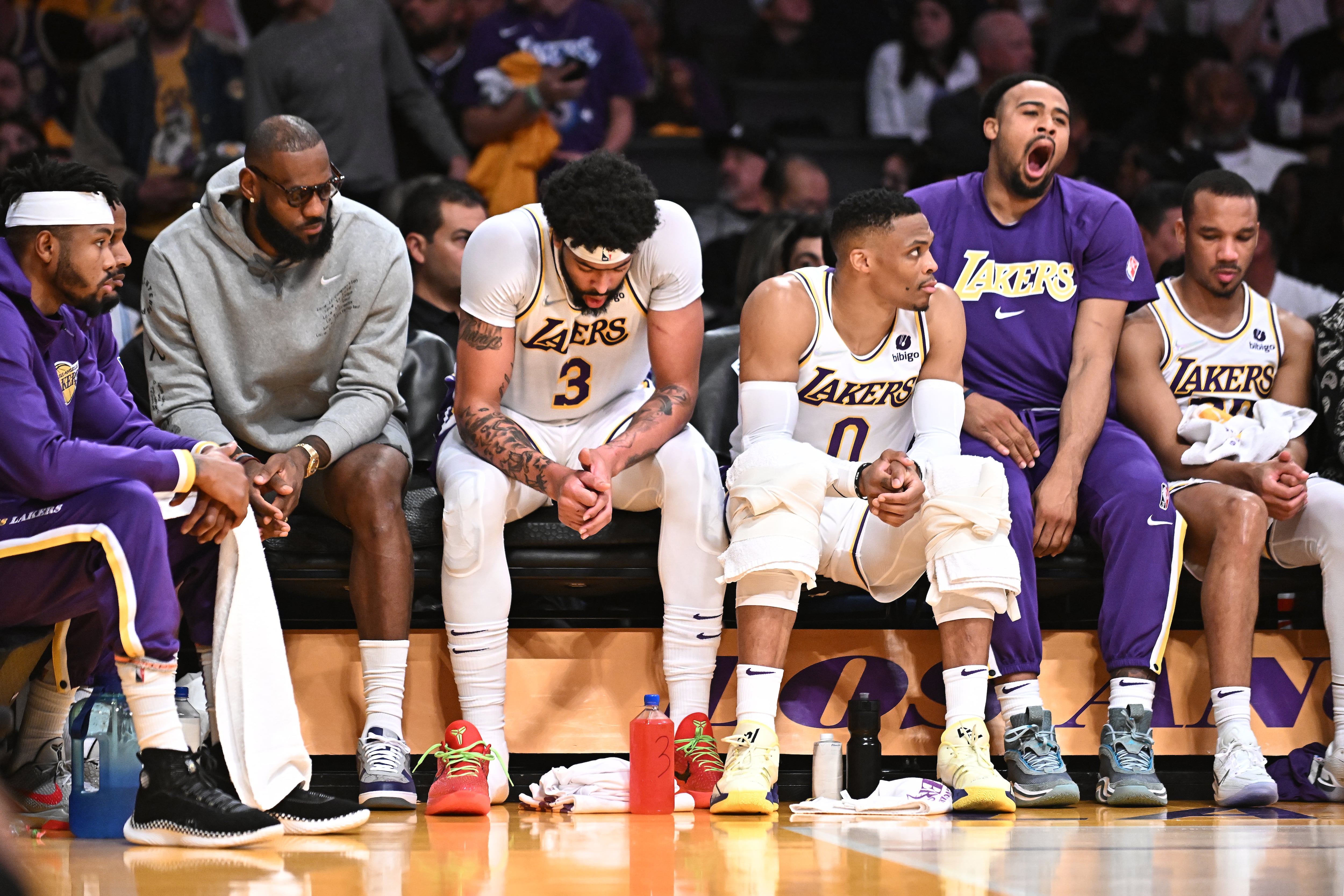 Jugadores de los Lakers (de izquierda a derecha están LeBron James, Anthony Davis y Russell Westbrook) sentados en el banquillo durante el anterior partido contra los Nuggets