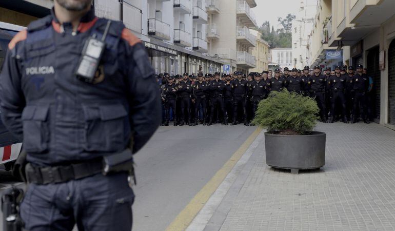 Efectivos de la Policía Nacional destinados a Cataluña para impedir el 1-O hospedados en el hotel Mont-Palau de Pineda (Barcelona), se encaran con los vecinos de la localidad que protestan por su presencia.