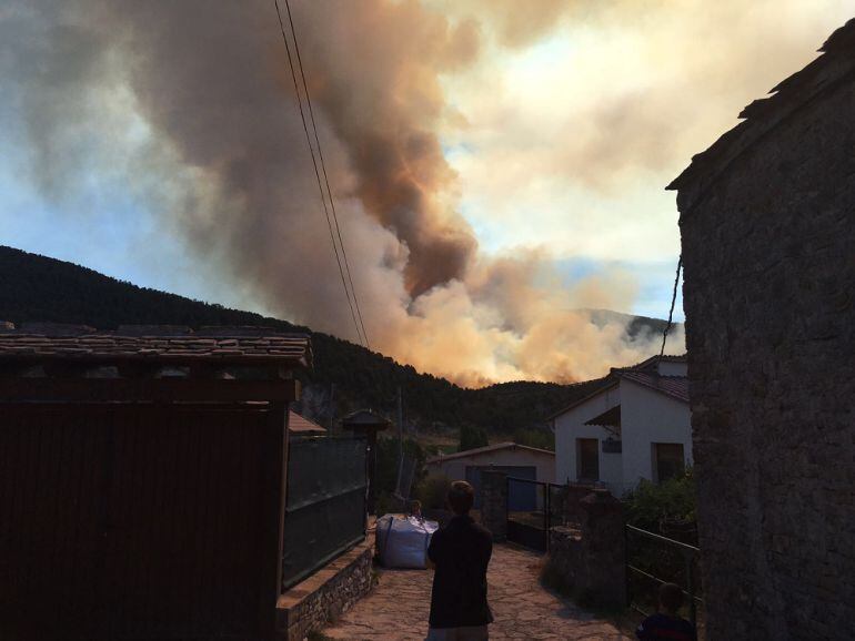 Imagen del incendio declarado este domingo en la comarca de La Jacetania