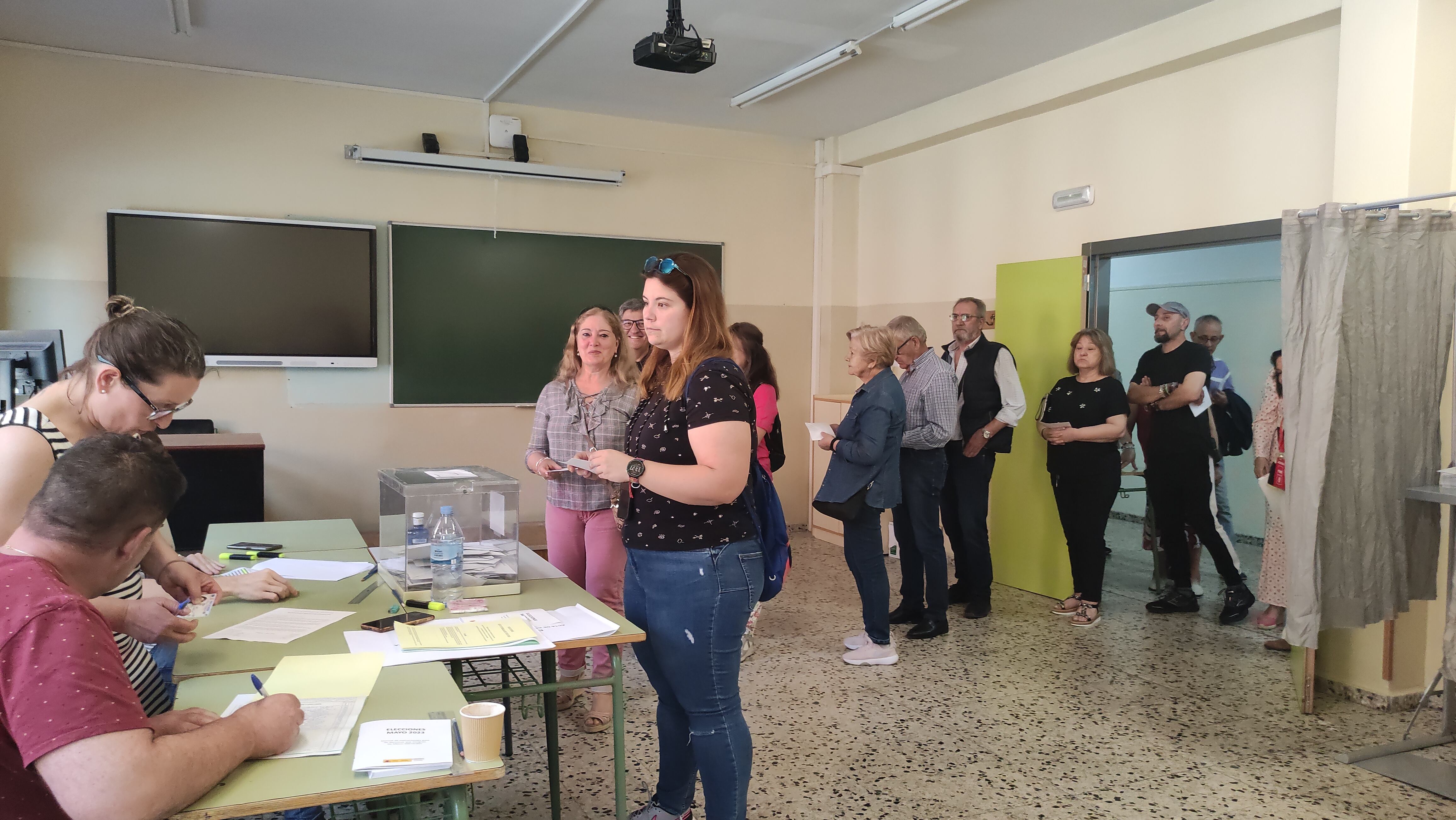 Cola de votantes en un colegio electoral  de Ponferrada