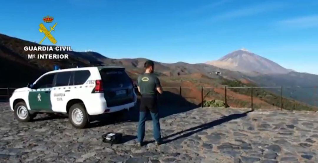 Agente de la Guardia Civil pilota un dron