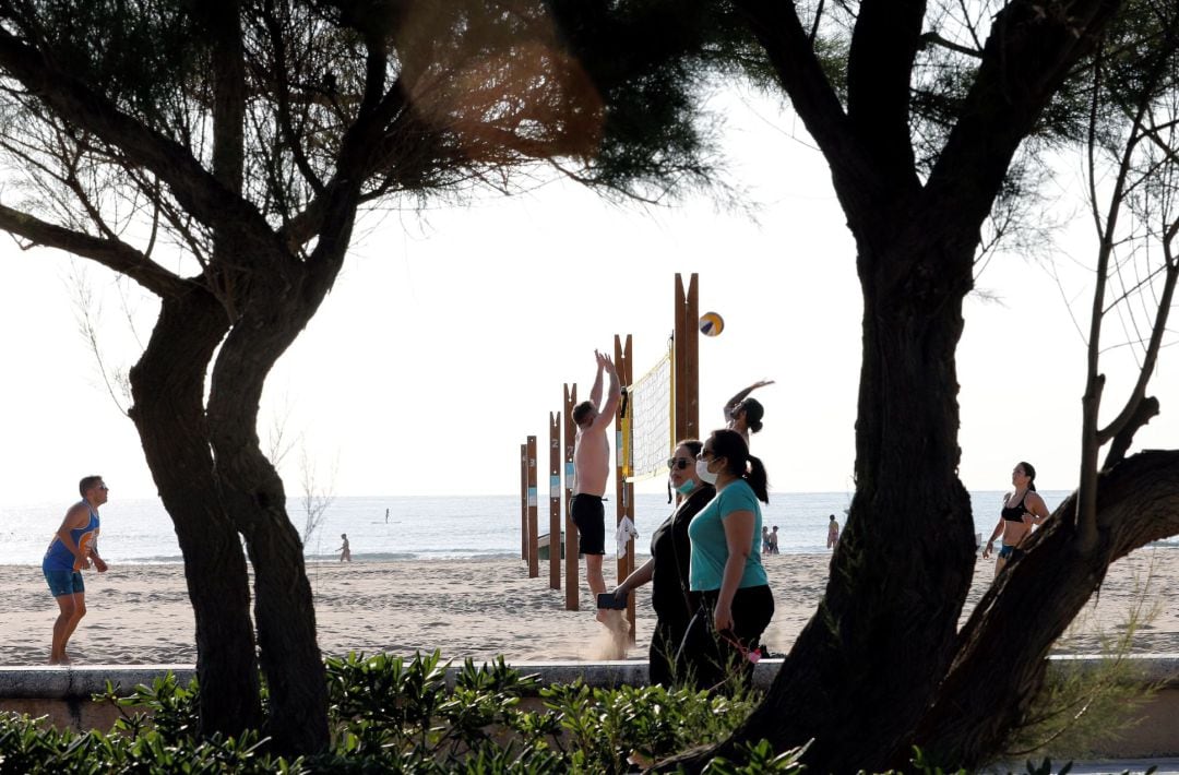 Con el 70 por ciento de los españoles en fase 2 el próximo lunes, la evolución de la pandemia por el coronavirus en España es cada vez más favorable, en la imagen, jóvenes en la playa de la Malvarrosa de Valencia practicando voley playa.