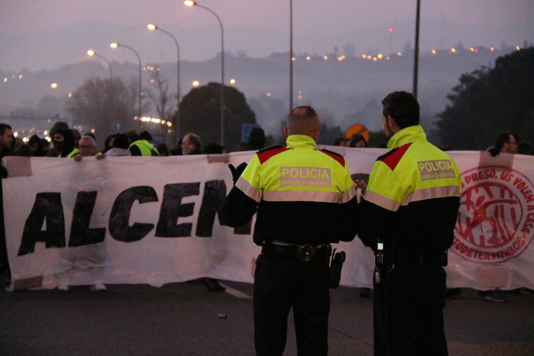 Dos Mossos d'Esquadra davant del tall de la C-58 a l'alçada de Sabadell