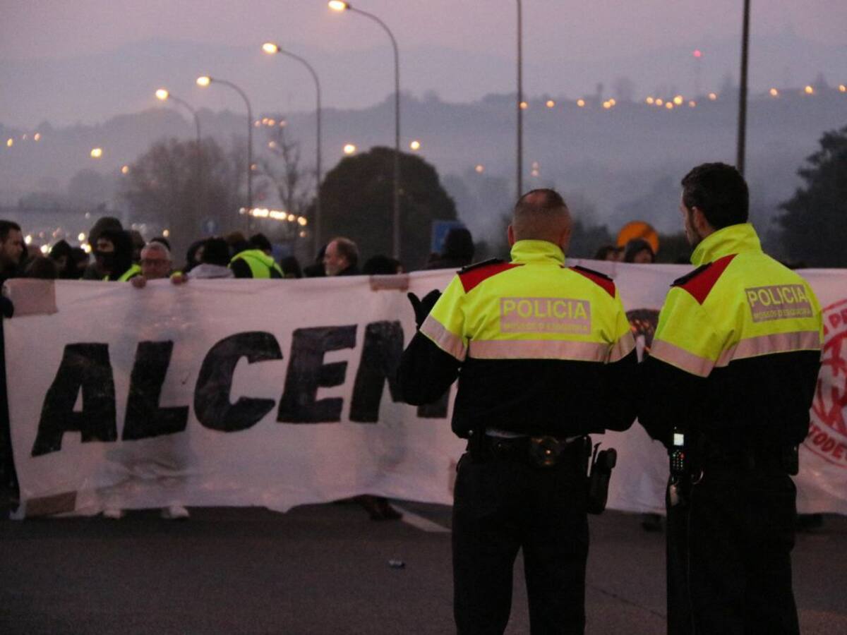 Vaga general: carreteres tallades i tres detinguts