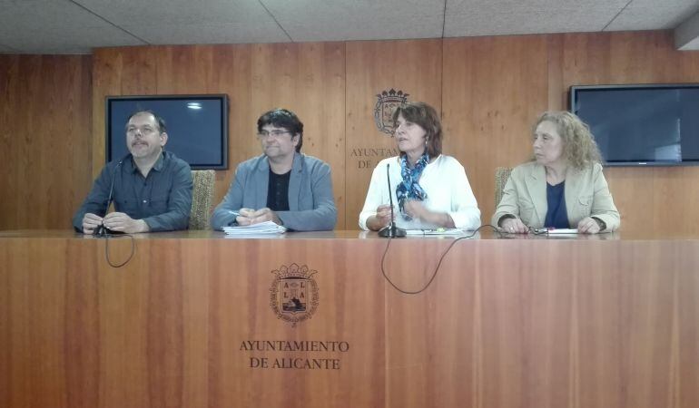 El vicealcalde de Guanyar Alacant, Miguel Ángel Pavón y la diputado de podemos, Llum Quiñonero (en el centro)