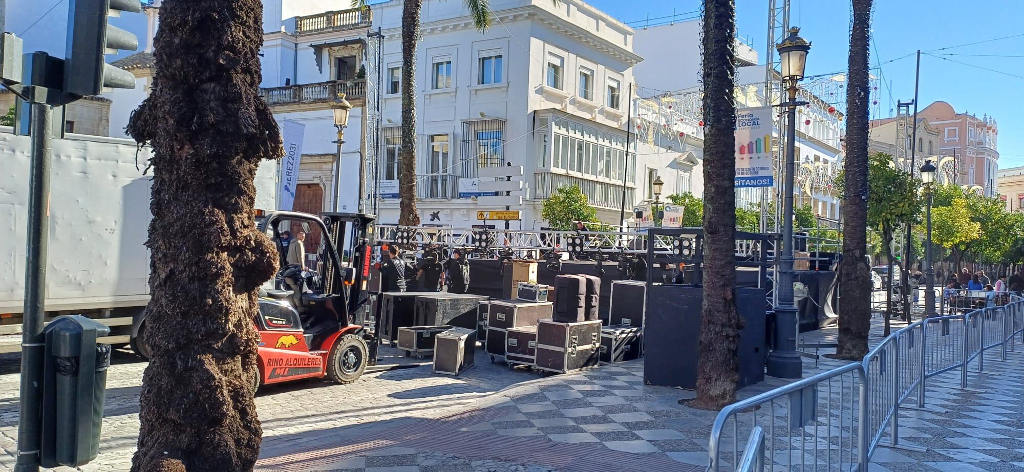 Escenario instalado para el concierto de Luis de Perikín
