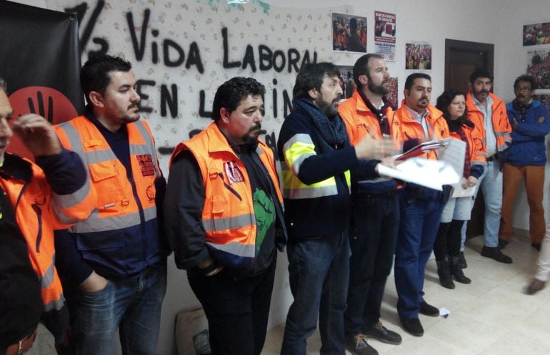 Miembros del comité explican el acuerdo en la asamblea con la plantilla