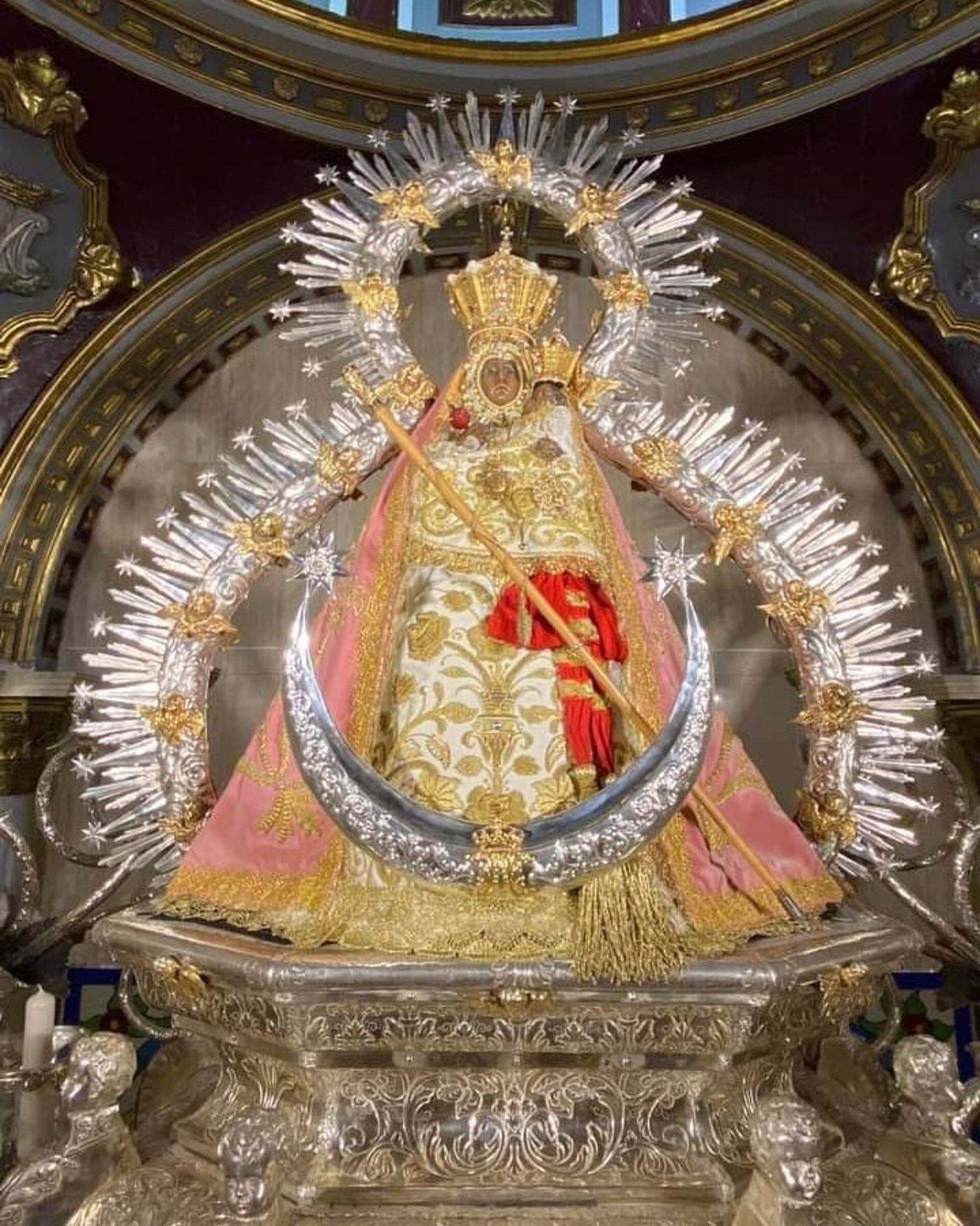 La Virgen de la Cabeza vestida para conmemorar el 795 aniversario de su aparición