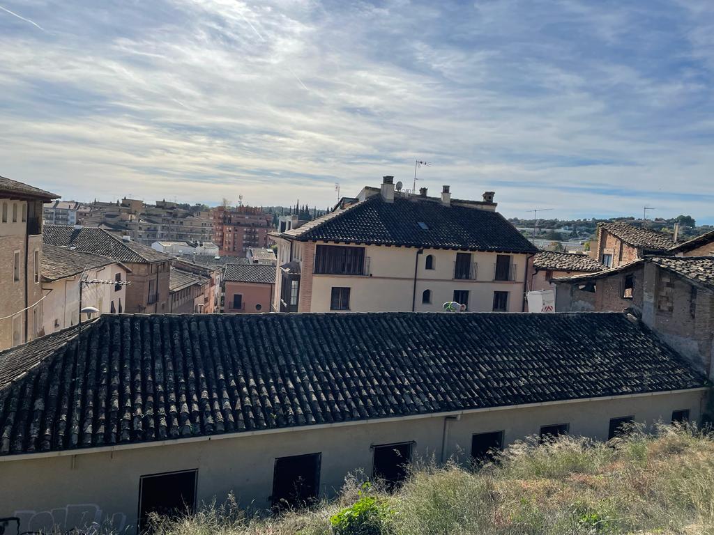 Obras en el tejado del local social del Barrio Entremuro de Barbastro