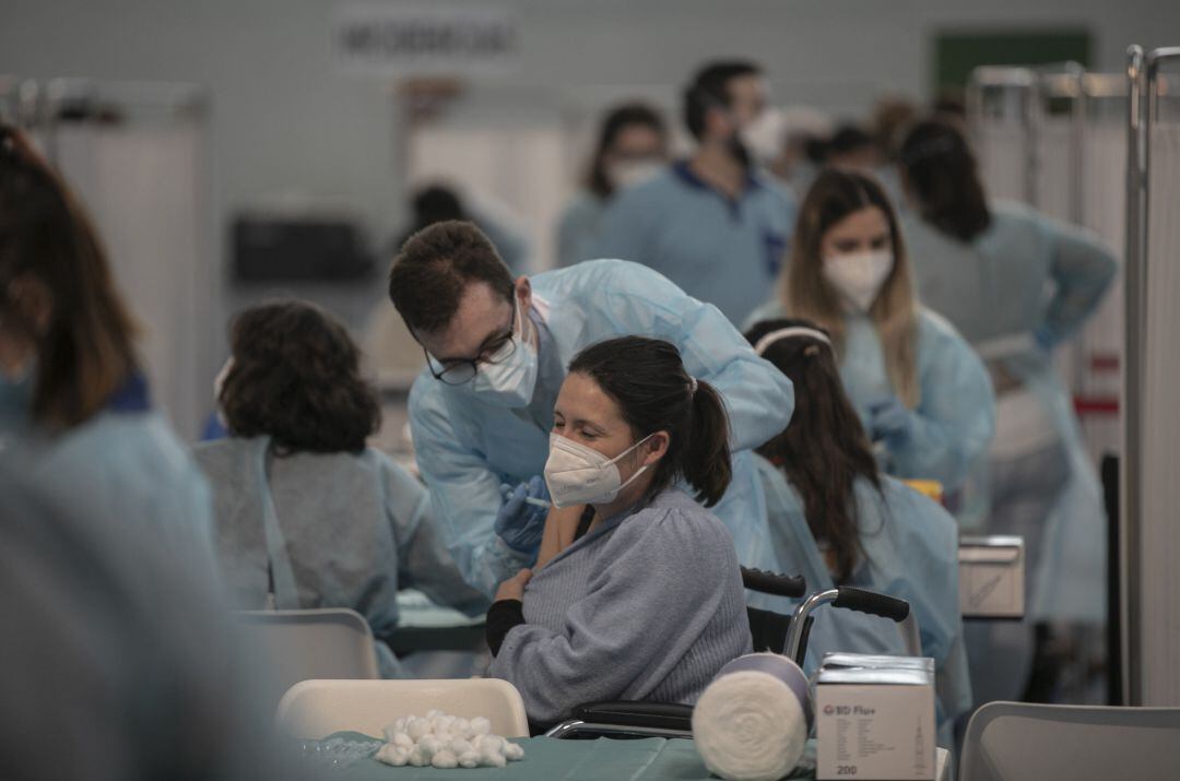 Profesionales de Educación reciben la primera dosis de la vacuna AstraZeneca en las instalaciones del SADUS en Sevilla, en una imagen de archivo. 