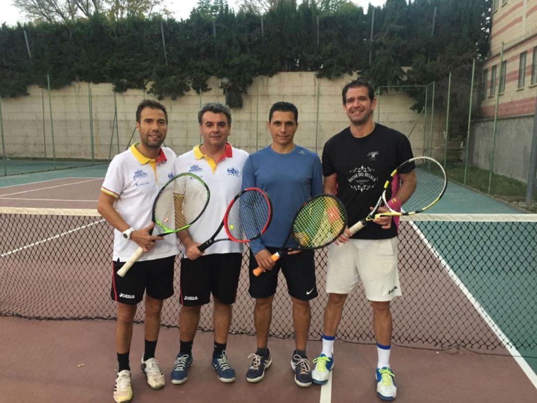 Algunos de los integrantes del equipo +Veteranos del Club de Tenis Jódar