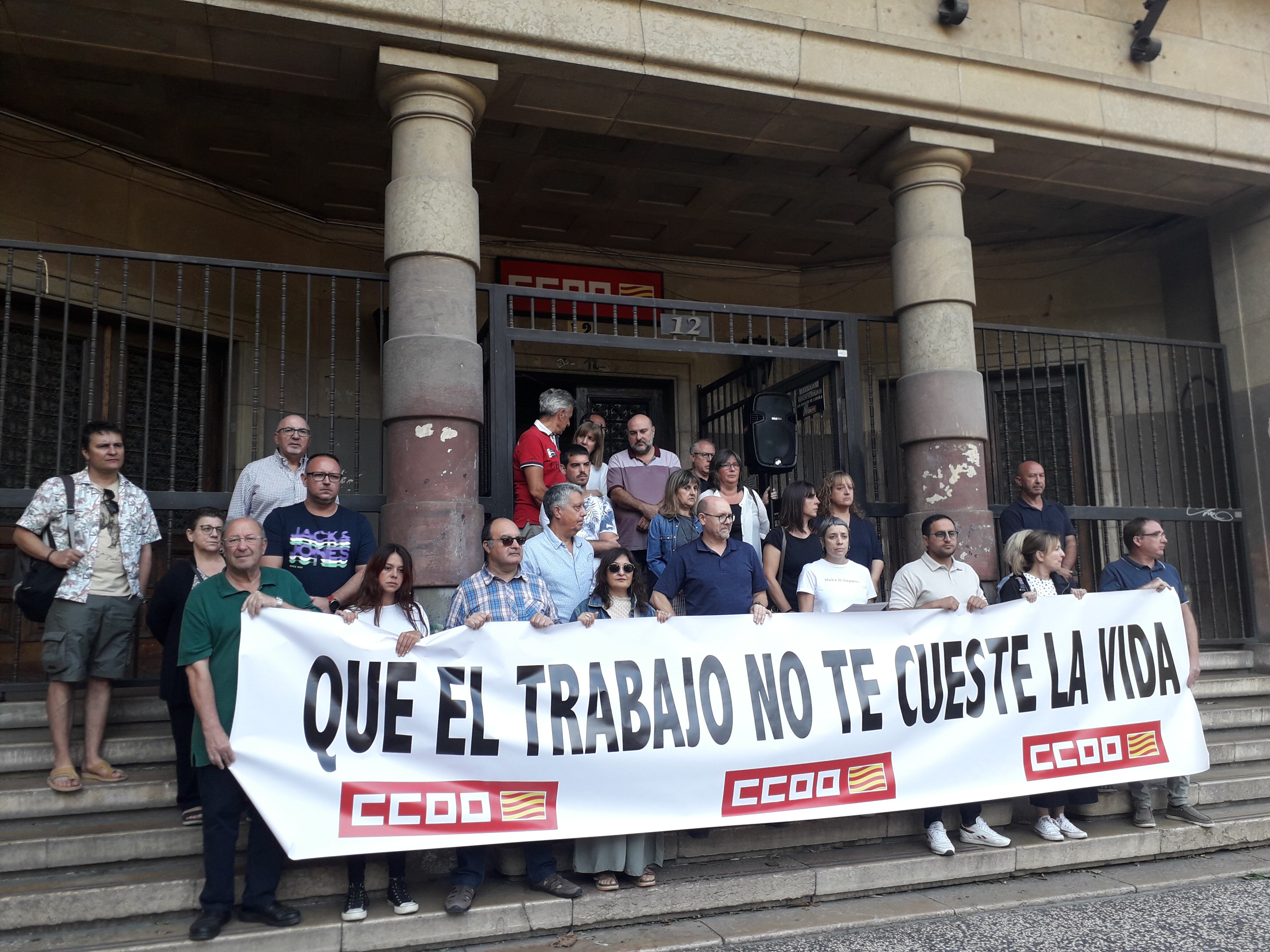 Comisiones Obreras se concentra en su sede para demandar más medidas de supervisión laboral.