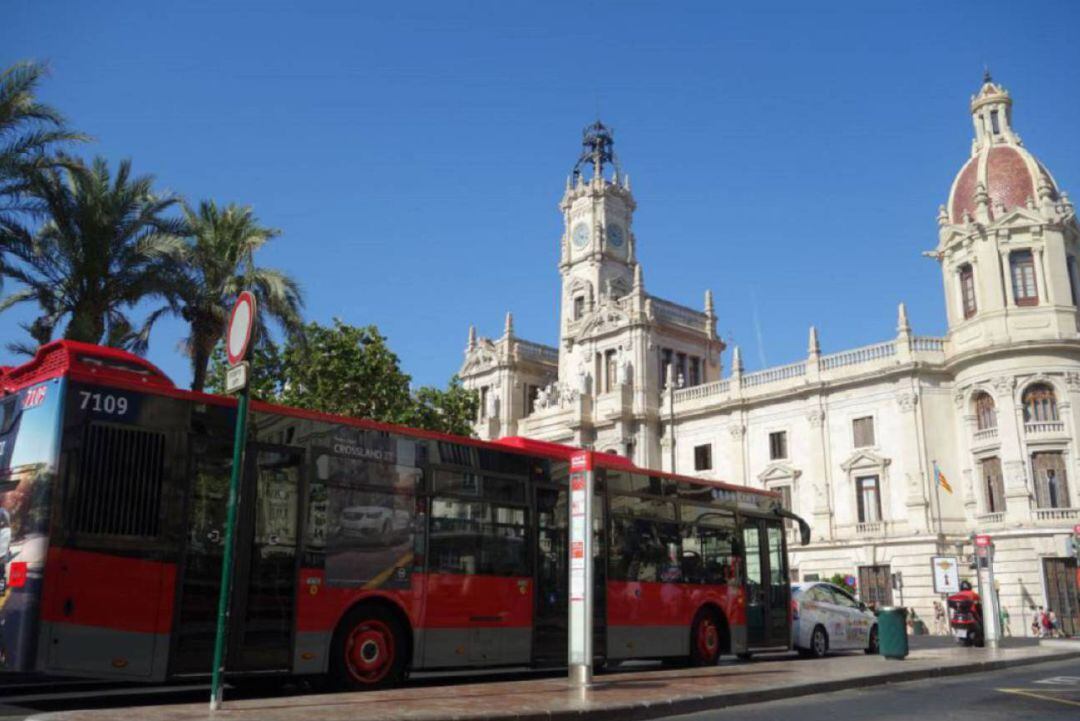 Autobús de la EMT en la plaza del Ayuntamiento de València