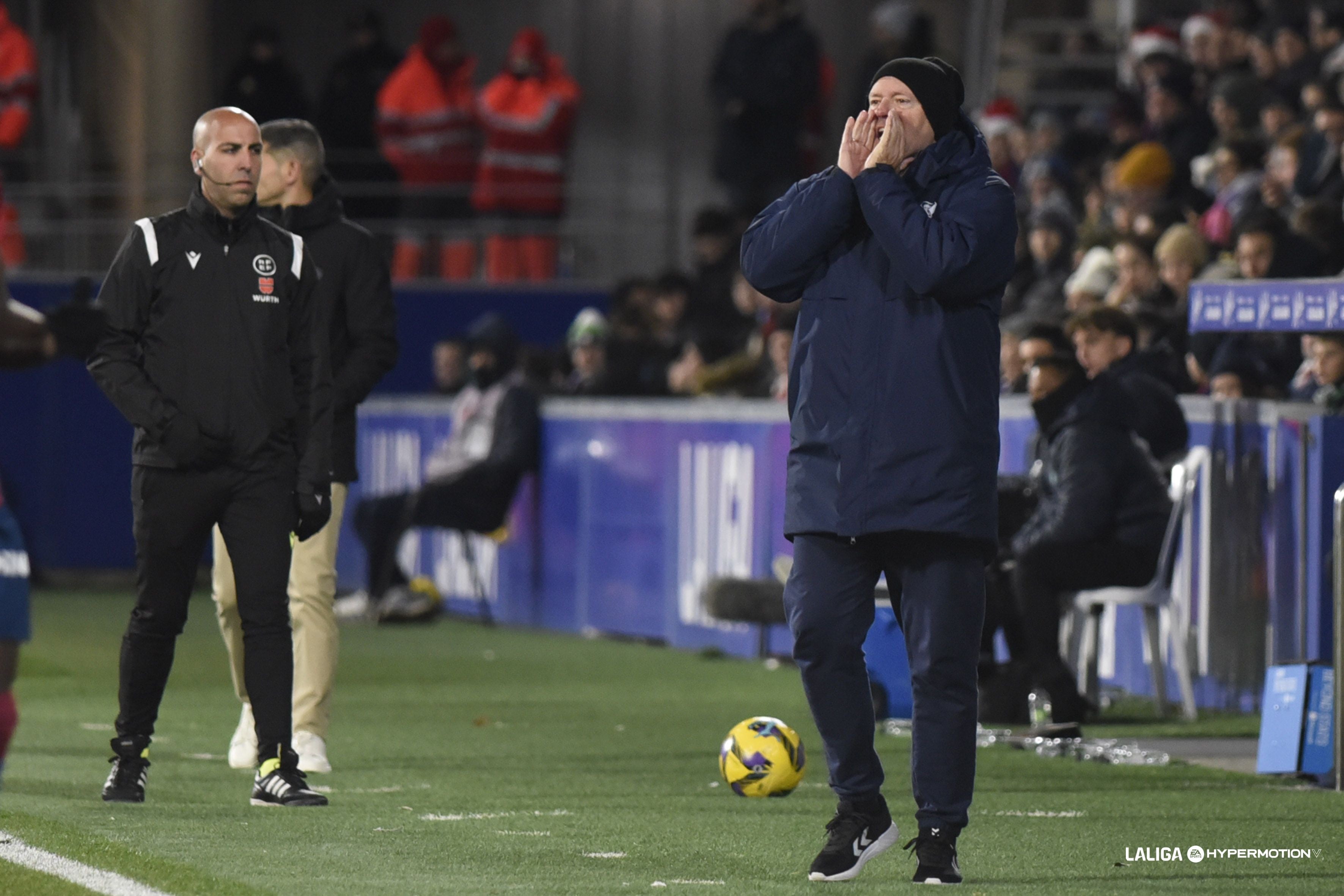 Pepe Mel, anoche en el estadio El Alcoraz de Huesca.