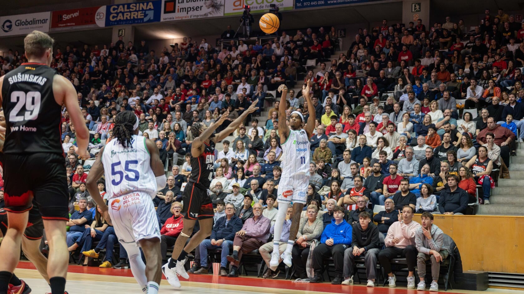 Una acción del escolta estadounidense del Unicaja Tyson Carter en el partido que el conjunto malagueño perdió ante el Bàsquet Girona