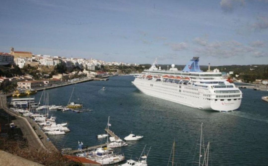 El GOB quiere un acceso público a los datos sobre contaminación del aire en el puerto de Maó.