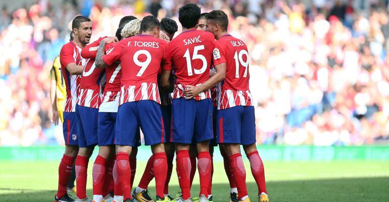 Los jugadores rojiblancos celebran un tanto ante el Brighton