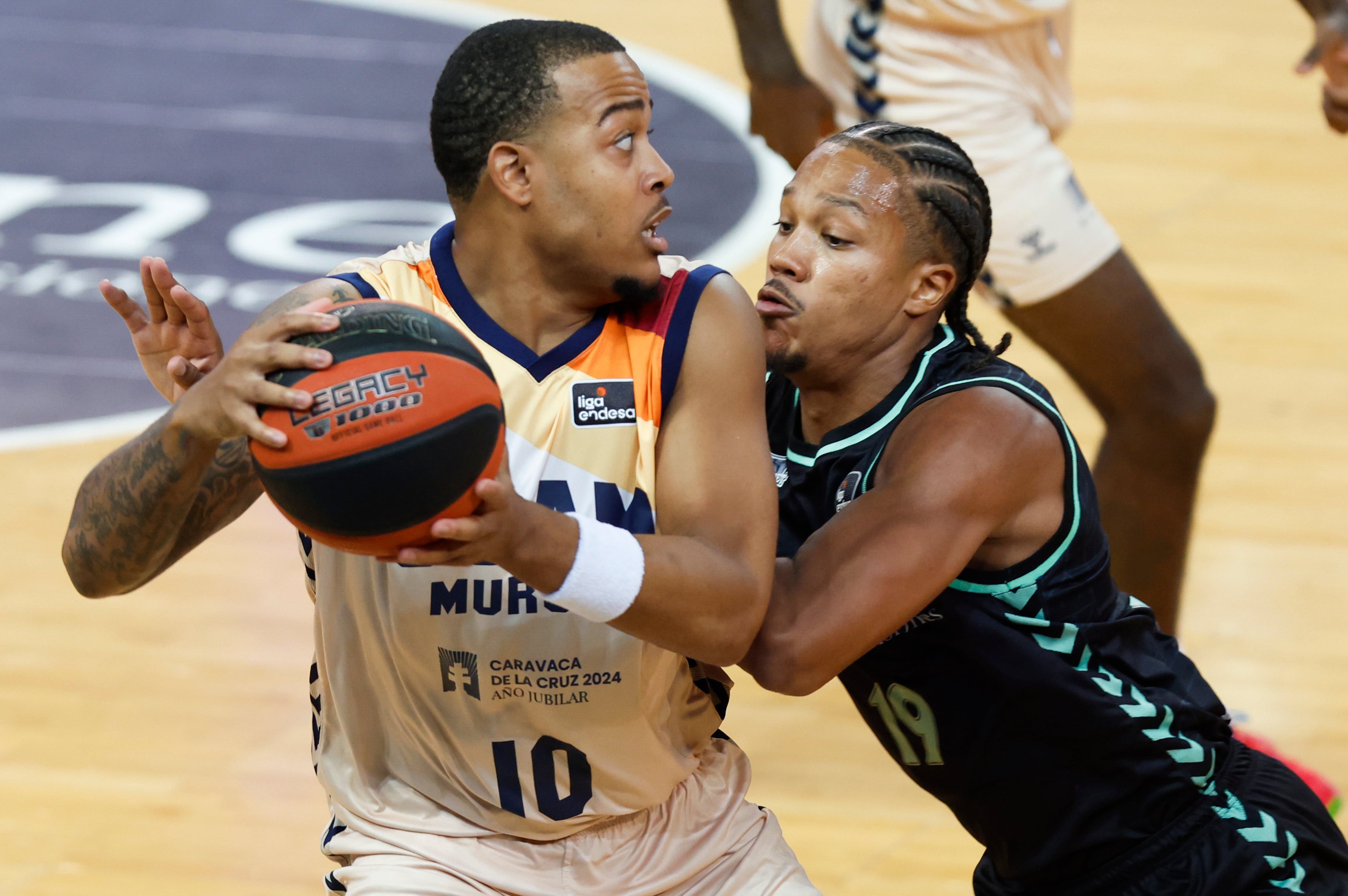 BILBAO (EUSKADI), 08/10/2023.- El escolta estadounidense del UCAM Murcia Troy Caupain (i) disputa una posesión ante el escolta sueco del Bilbao Basket Melwin Jan Pantzar durante el partido correspondiente a la jornada 4 de la Liga Endesa que enfrenta al Bilbao Basket y UCAM Murcia este domingo en el Bilbao Arena. EFE/ Miguel Toña
