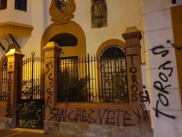 Sede del Psoe de Sevilla, en la calle Luis Montoto, con pintadas en la fachada