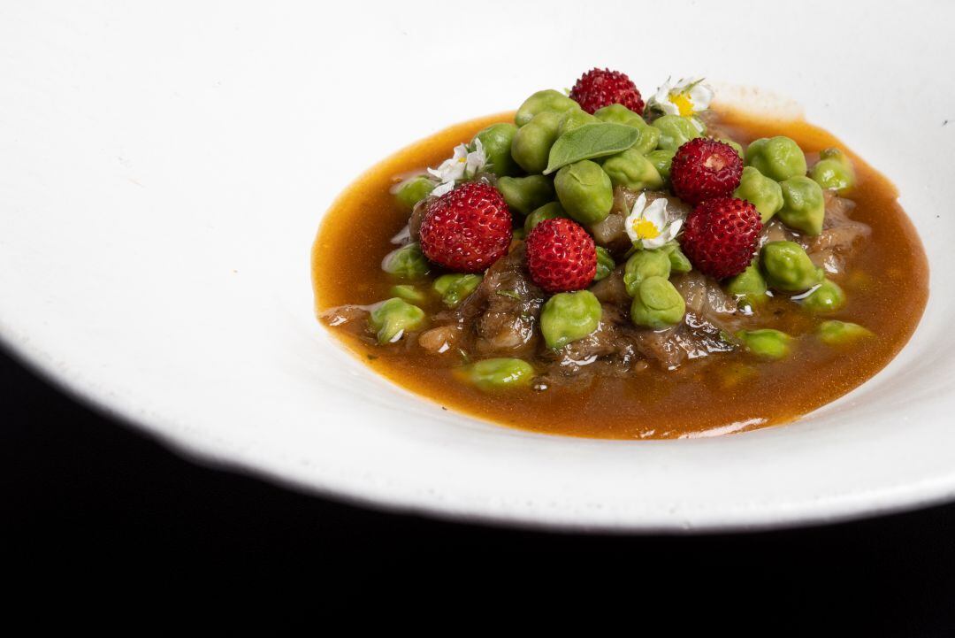 Manitas de cerdo garbanzo verde, fresas silvestres, orégano e hinojo (Maria Solivella).