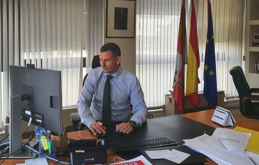 El viceconsejero de Empleo en su despacho