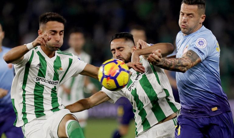 Ryad Boudebouz y el defensa Rafa Navarro.