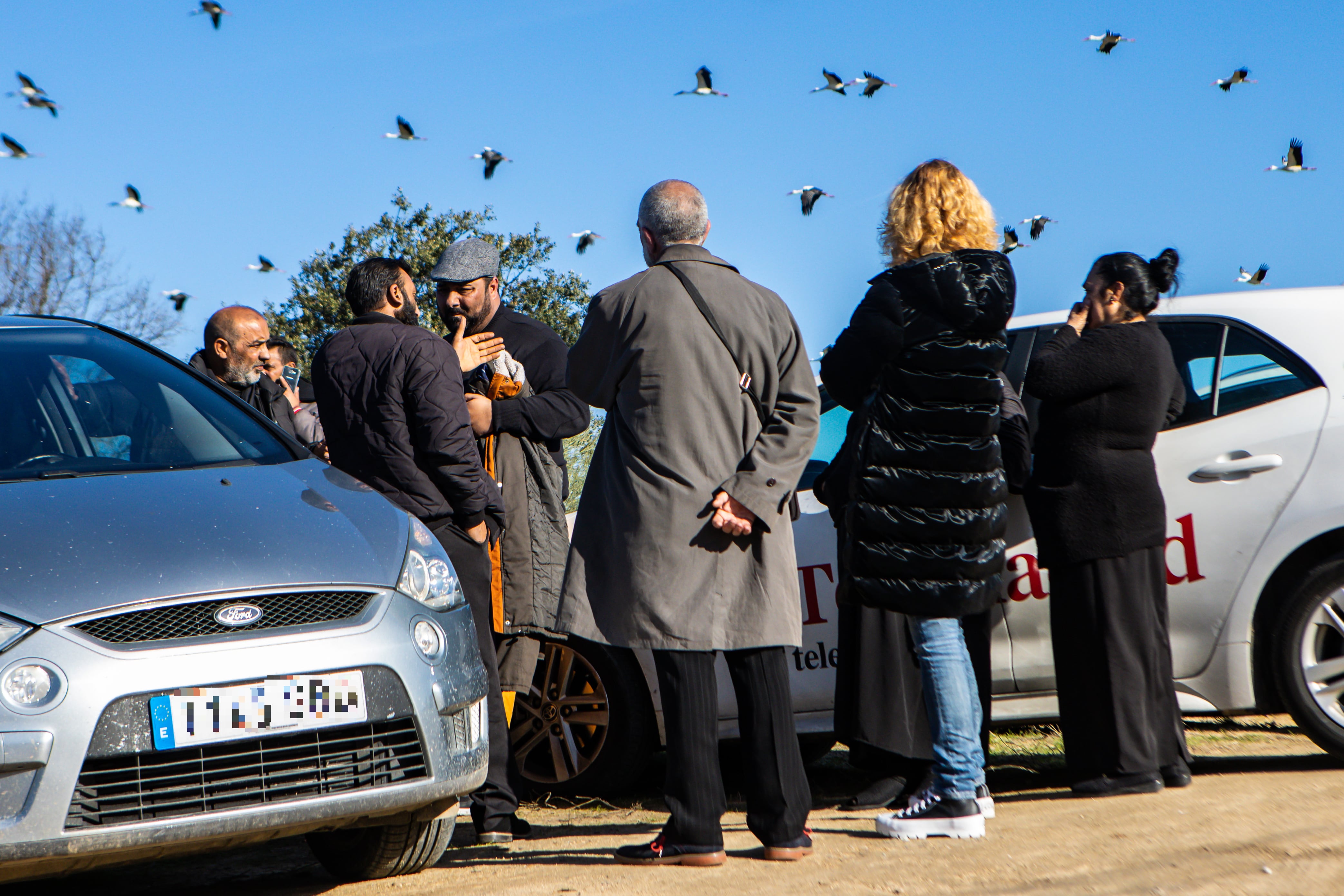 TOLEDO, 27/12/2022.- Familiares del menor de 11 años que desapareció en Madrid junto a su primo, de 17 años y cuyo cadáver se encontró en el vertedero de Toledo el día 15, han llegado a las puertas de este centro de residuos de la capital de Castilla-La Mancha para seguir las tareas de búsqueda que se han iniciado este martes. Varias unidades trabajan coordinadas en las tareas de búsqueda, entre ellas investigadores de la Unidad Central de Atención a la Familia y a la Mujer y de las brigadas provinciales de Toledo y de Madrid y dos guías caninos, que han sido los primeros en entrar en la zona del vertedero en la que desarrollan las tareas, la misma en la que se halló el cadáver del primo de 17 años. EFE/ Ángeles G. Visdómine
