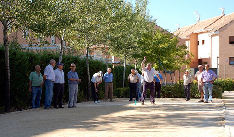 Un grupo de mayores juega a la petanca en Colmenar