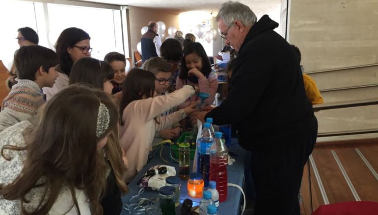 Un profesor explica a los chicos la refracción con un truco