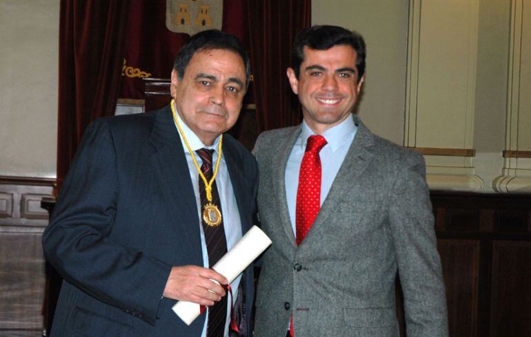 Ramón Varón y el alcalde de Albacete, Javier Cuenca, tras haber sido nombrado hijo adoptivo de la capital