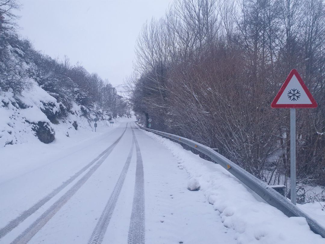 Carretera con nieve en Cantabria.