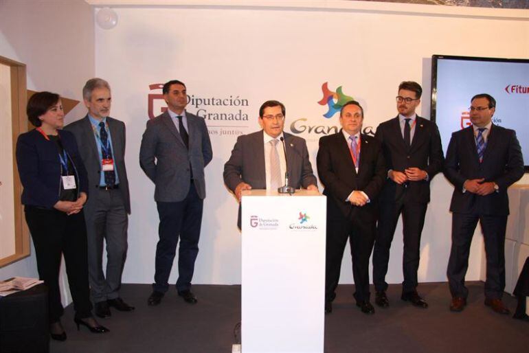 El presidente de la Diputación Provincial, José Entrena, comparece en FITUR rodeado de numerosas autoridades