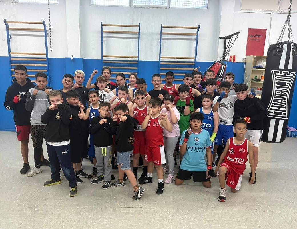 Los niños de Almería disfrutan del boxeo.