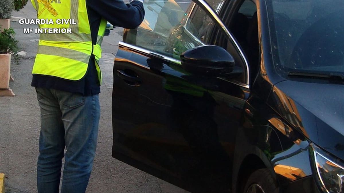 La Guardia Civil frustra el robo de un vehículo del interior de un chalet en Santomera