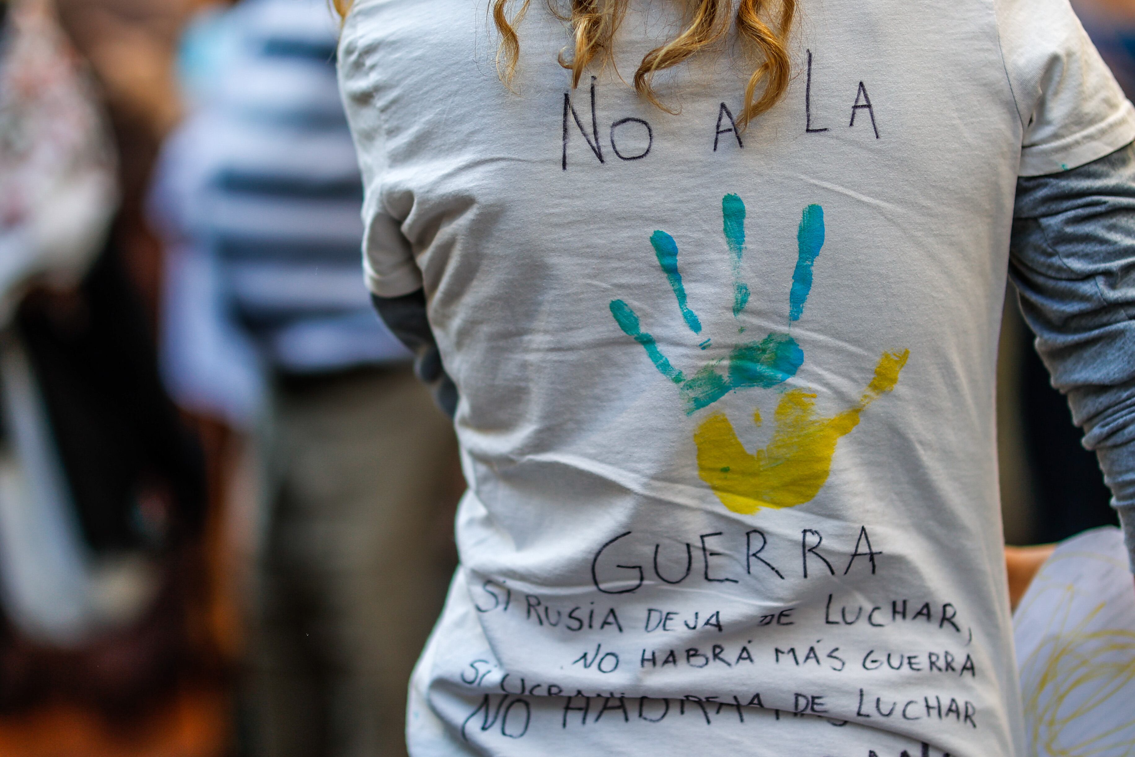 Una persona se manifiesta frente a la embajada de Rusia. EFE/ Juan Ignacio Roncoroni