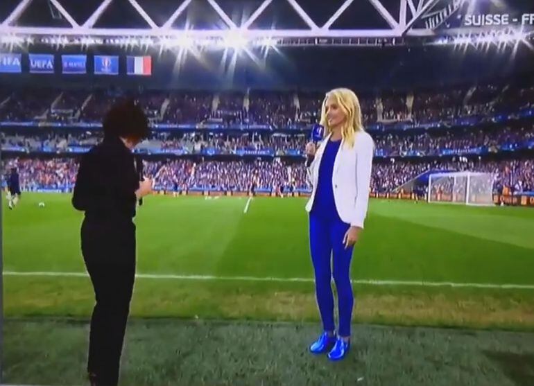 Dos periodistas de la televisión francesa a pie de campo antes de un partido de la Eurocopa