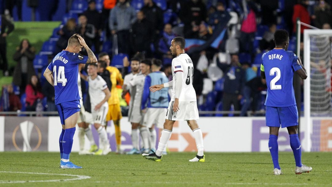 Carnero (14) y Djené (2) se lamentan tras el gol del F.C. Basel en el partido de la primera vuelta en el Coliseum