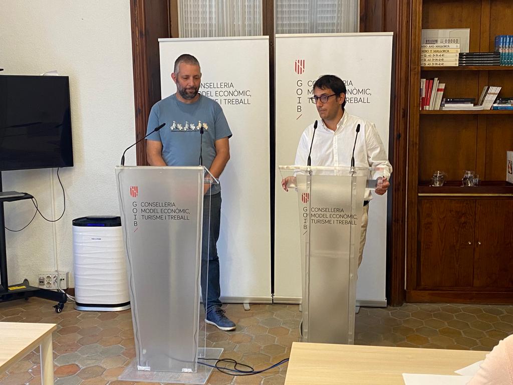 El presidente de HABTUR, Antoni Barceló, y el conseller de Turismo, Iago Negueruela