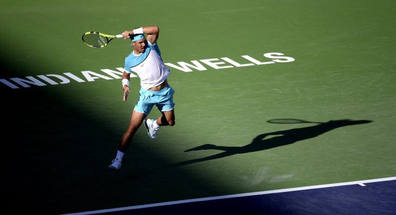 Nadal devuelve una bola durante uno de sus partidos en Indian Wells