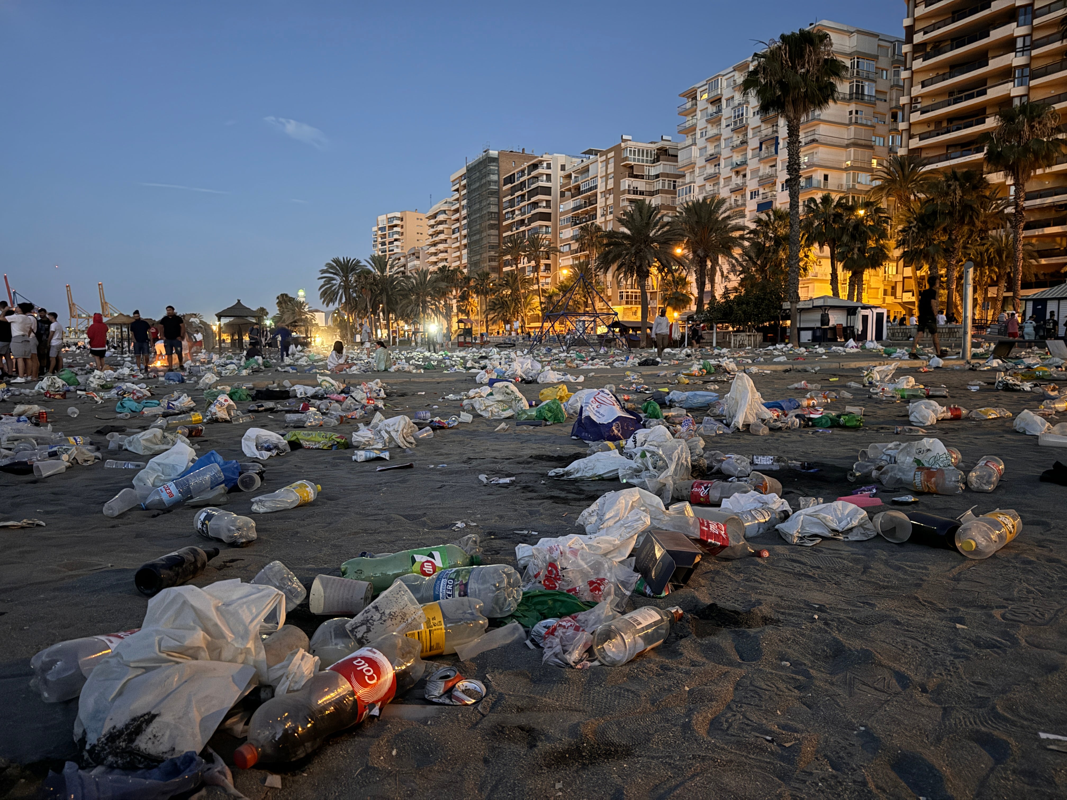 Basura en la playa de La Malagueta este lunes tras la noche de San Juan en Málaga capital