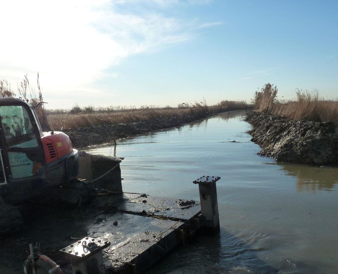 Imagen de archivo de una acequia 