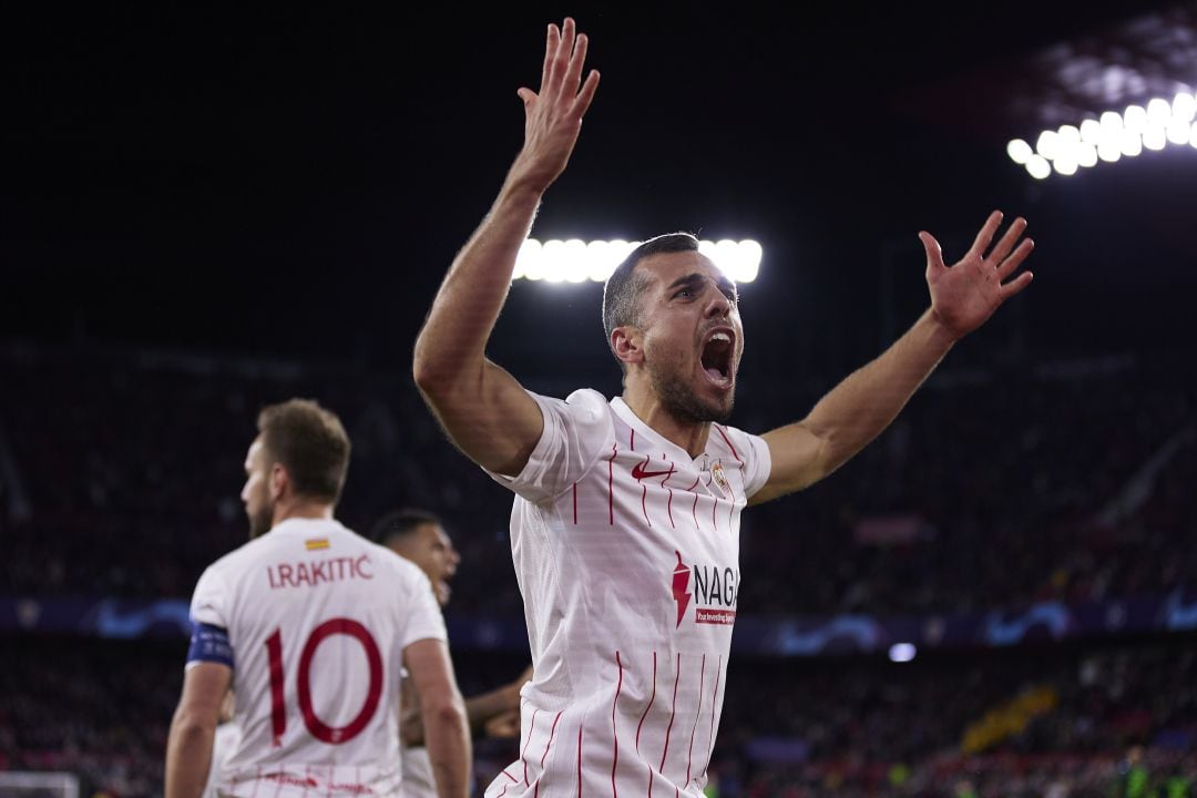 Joan Jordán celebrando su gol con el Sevilla