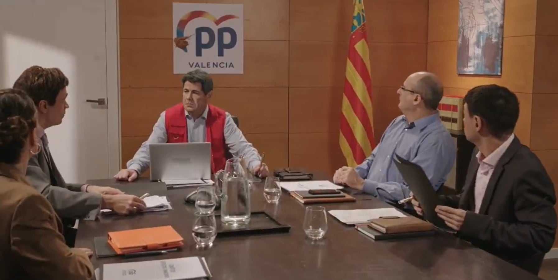 &#039;Polònia&#039; recrea una reunión del Gobierno de Carles Mazón tras el desastre de la DANA en Valencia