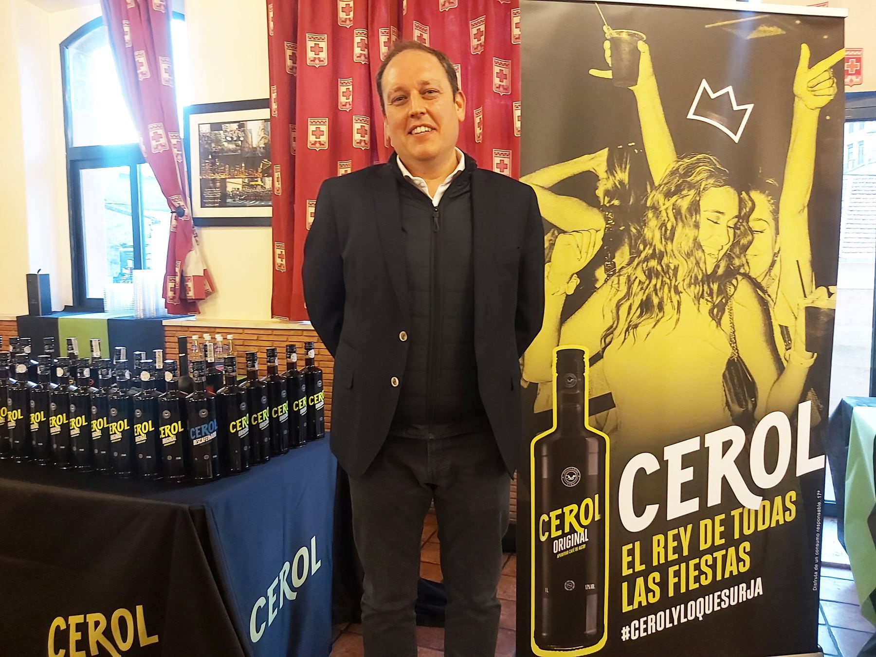 El jefe de ventas, Quique Villar, junto a las nuevas botellas y al nuevo lema de Cerol, 'El rey de todas las fiestas'