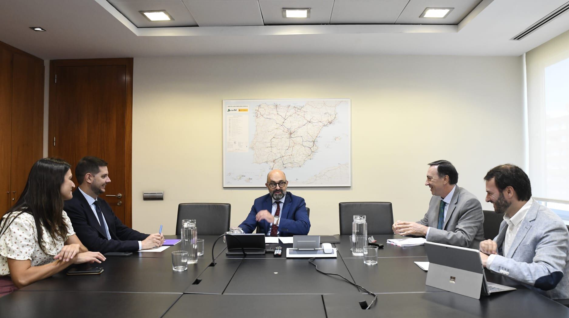 El alcalde de Gandia, José Manuel Prieto, y la teniente de alcalde Balbina Sendra, han mantenido una reunión esta mañana a Madrid con el presidente de Adif (Administrador de Infraestructuras Ferroviarias), Pedro Marco de la Peña.