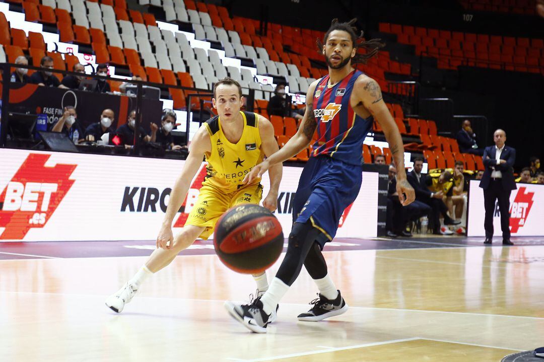 Marcelinho y Henry en el partido.