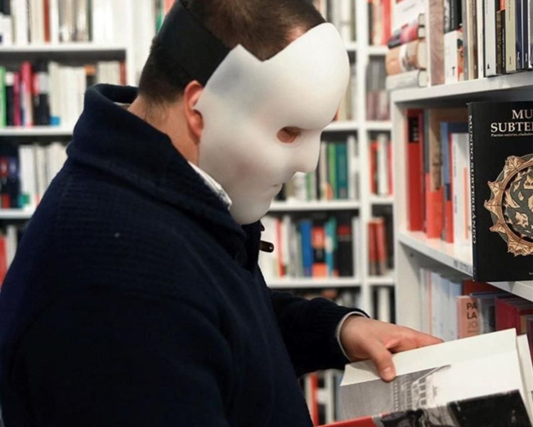 Fotografía facilitada por el Librodelko de Flako leyendo un libro