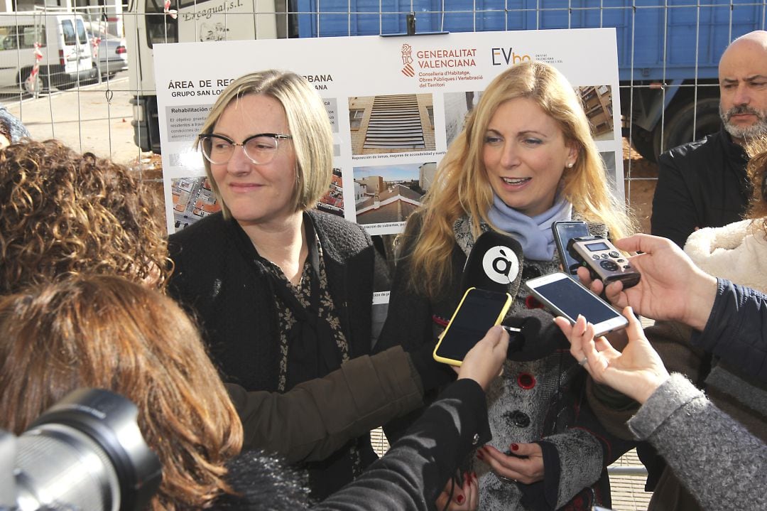 La Consellera de Obras Públicas, María José Salvador, y la alcaldesa de Castellón, Amparo Marco, atienden a los medios de comunicación